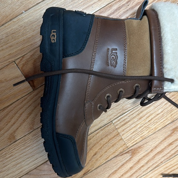 Ugg Butte Waterproof winter boots like new - Picture 2 of 4